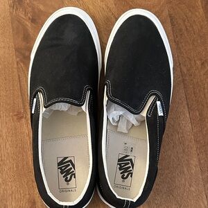 NWOT Vans men’s Black Slip-On Sneakers (sz: 11.5)